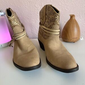 Dingo Beige Country Ankle Booties